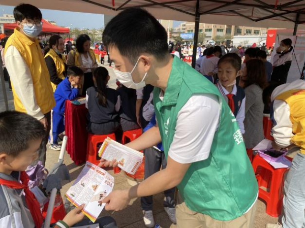 图片10：翠亨新区学雷锋活动现场宣传反邪2.png