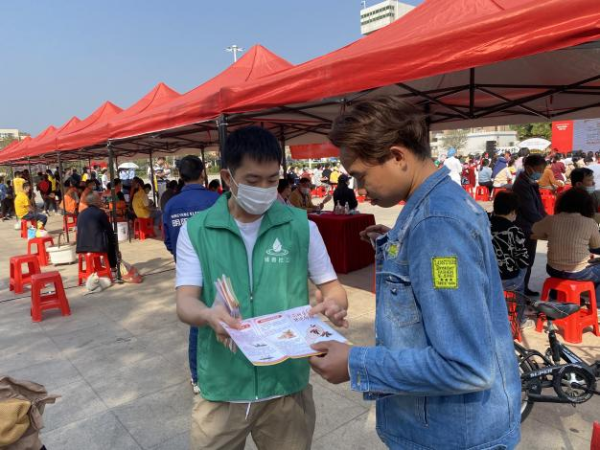 图片11：翠亨新区学雷锋活动现场宣传反邪3.png