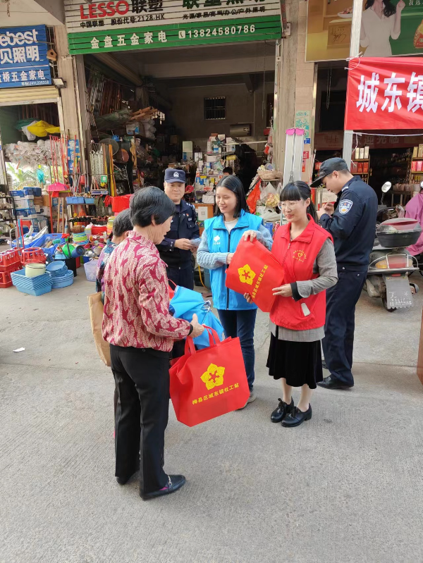 3.城东镇开展宣传活动现场.jpg
