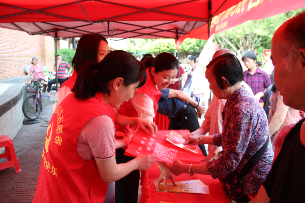 11.梅县区委政法委开展反邪宣传活动现场.jpg