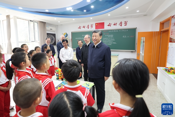 　　5月31日上午，中共中央总书记、国家主席、中央军委主席习近平来到北京育英学校看望慰问师生，向全国广大少年儿童祝贺“六一”国际儿童节快乐。这是习近平在科学教室同小学生们亲切交流。新华社记者 王晔 摄