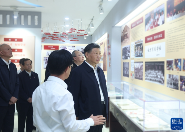 　　5月31日上午，中共中央总书记、国家主席、中央军委主席习近平来到北京育英学校看望慰问师生，向全国广大少年儿童祝贺“六一”国际儿童节快乐。这是习近平在校史馆考察。新华社记者 鞠鹏 摄