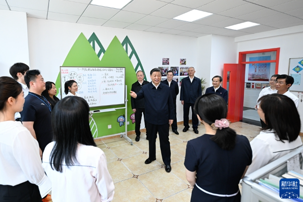 　　5月31日上午，中共中央总书记、国家主席、中央军委主席习近平来到北京育英学校看望慰问师生，向全国广大少年儿童祝贺“六一”国际儿童节快乐。这是习近平在教师办公室同教师们亲切交流。新华社记者 申宏 摄