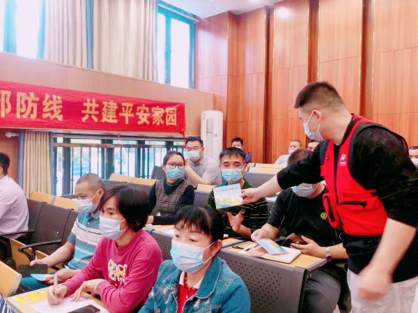 花东镇综合治理办到七星小学（金谷二校区）开展“全能神”邪教“十个讲清”宣讲活动图片1_副本.jpg