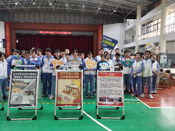 3.3学生在观看反邪教宣传教育展板.jpg