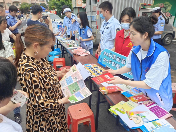 1687769115999626.png 向群众讲解.png