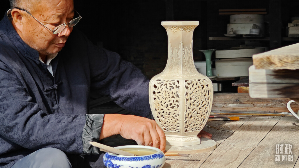 非遗传承人正在制作镂空瓷瓶。（总台央视记者彭汉明拍摄）