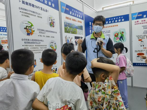 图片30：暑期孩子们参观反邪教教育基地.png