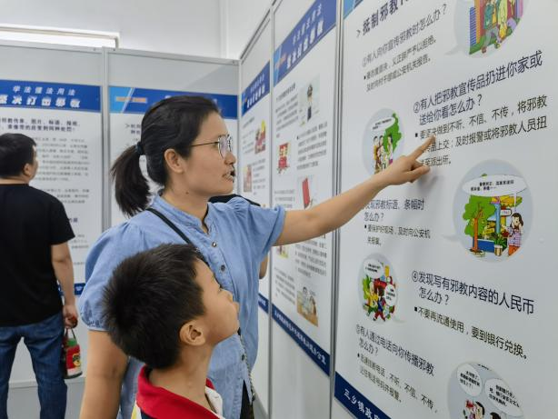 图片31：暑期孩子们参观反邪教教育基地.png