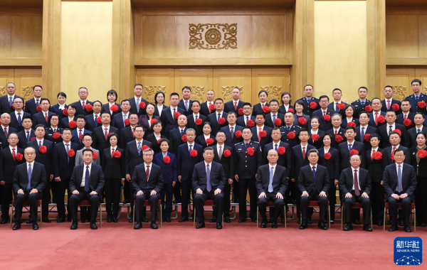 11月6日，党和国家领导人习近平、蔡奇、李希等在北京人民大会堂会见全国“枫桥式工作法”入选单位代表。新华社记者 李学仁 摄