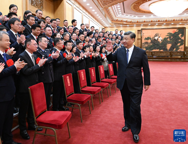 11月6日，党和国家领导人习近平、蔡奇、李希等在北京人民大会堂会见全国“枫桥式工作法”入选单位代表。这是习近平向代表挥手致意。新华社记者 谢环驰 摄