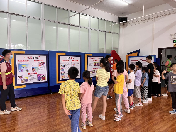 圭峰会城在反邪教育基地开展反邪教宣传活动.jpg