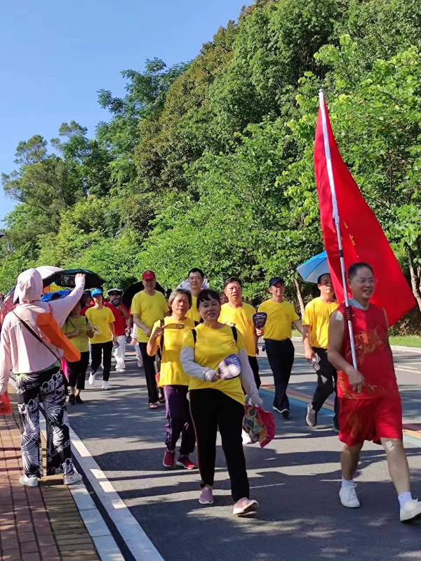 2023年郁南县老年人登山活动2.jpg