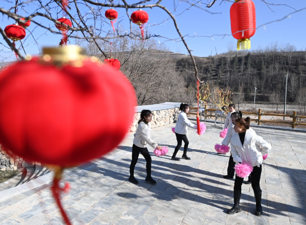 甘肃省定西市渭源县元古堆村村民在排练节目（2023年1月10日摄）。新华社记者 范培珅 摄