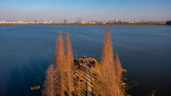 游客在昆明滇池边游玩（2024年1月13日摄，无人机照片）。新华社记者 胡超 摄