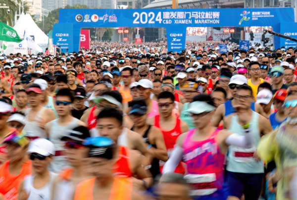 2024年1月7日，2024厦门马拉松赛在厦门开跑，选手从起点出发。新华社记者 魏培全 摄