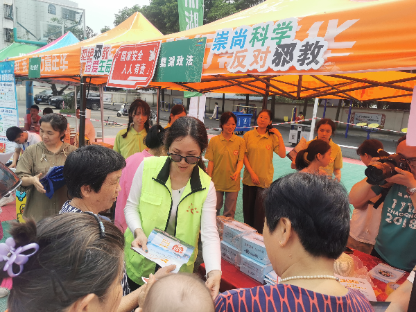 派发宣传资料.jpg