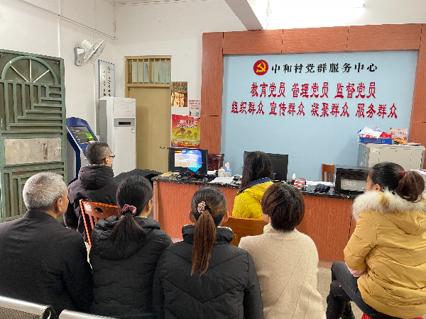 2.村干部学习反邪教知识.jpg