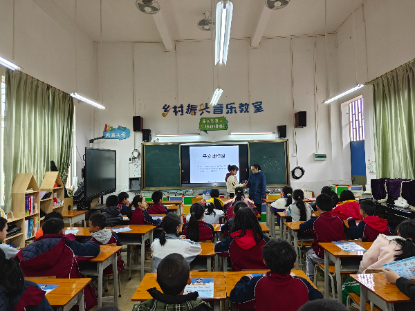 9.向学生讲解反邪教知识.jpg