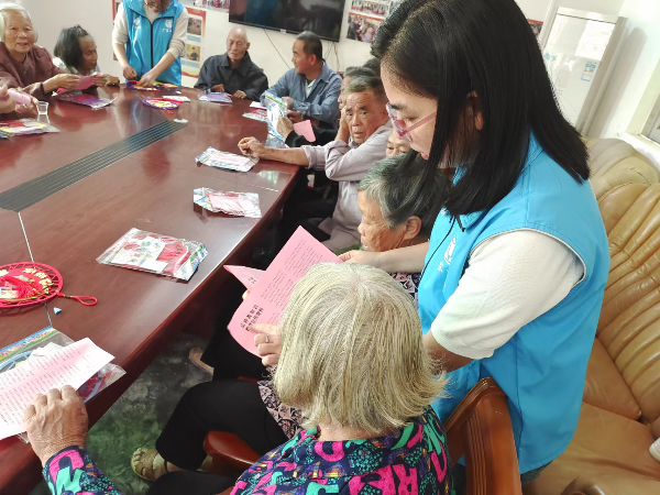 11.社工为老年人面对面讲解反邪教知识.jpg
