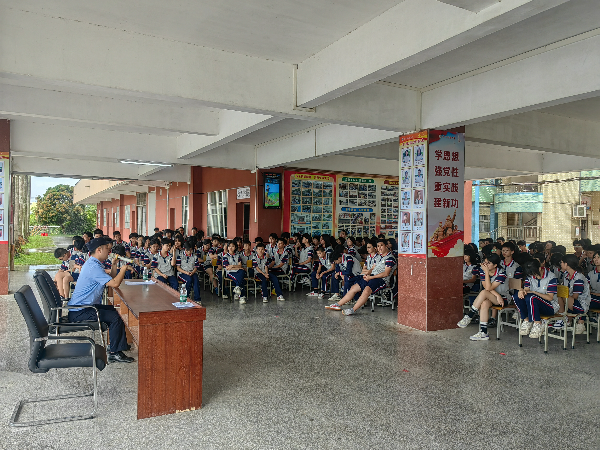 18冲蒌镇在冲蒌中学开展反邪教宣传活动2.jpg