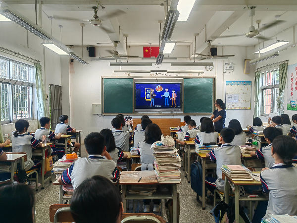 19冲蒌镇在冲蒌中学开展反邪教宣传活动3.jpg