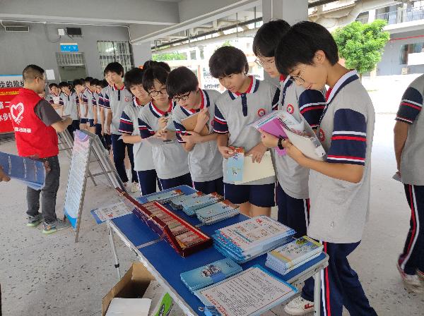 21水步镇在广州大学台山附属中学开展反邪教主题宣传活动1.png