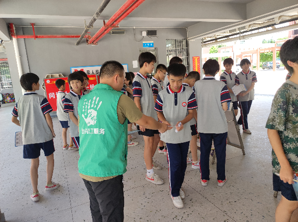 22水步镇在广州大学台山附属中学开展反邪教主题宣传活动2.png