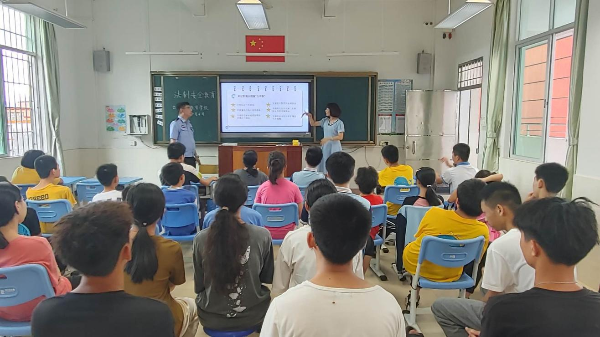 28四九镇在特殊教育学校开展校园反邪宣传教育活动 (1).png