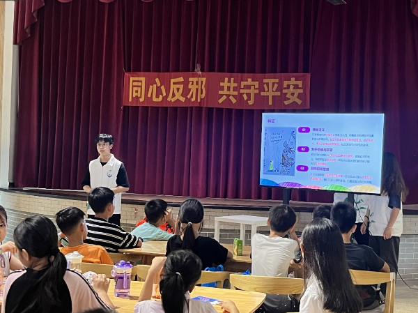 01.“百千万工程”突击队的大哥哥给村里的孩子们进行反邪教知识培训.png
