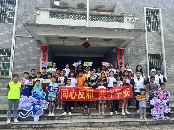 03.“百千万工程”突击队和村里的孩子们一起宣传反邪教知识，提醒村民远离邪教侵害.png
