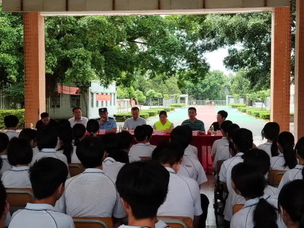06.派出所民警给学生进行反邪教警示教育.png