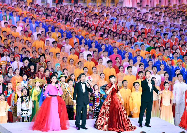 　　2021年6月28日晚，庆祝中国共产党成立100周年文艺演出《伟大征程》在北京国家体育场盛大举行。这是演员们演唱歌曲《领航》。新华社记者 殷博古 摄