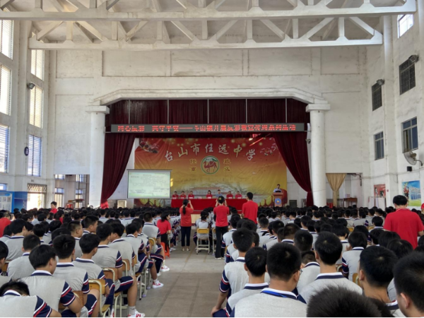 1.任远中学学生正在认真听讲“同心反邪 共守平安”反邪教宣传讲座1.jpg