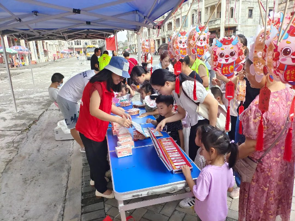 6.在陈宜禧广场开展反邪教宣传教育活动1.jpg