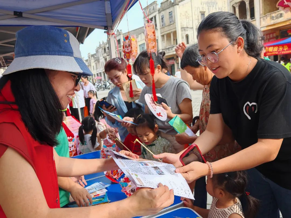 7.在陈宜禧广场开展反邪教宣传教育活动2.jpg