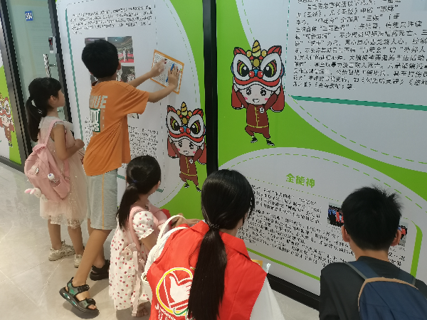 01孩子们认真对照反邪教宣传墙的内容，完成挑战任务.jpg