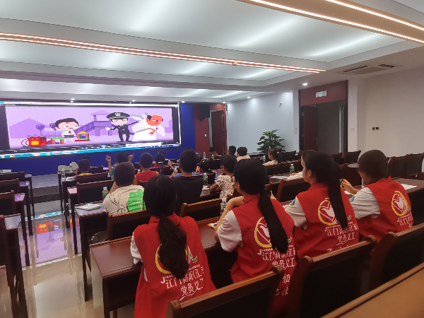 03.孩子们认真观看反邪教宣传动漫，牢记反邪教知识.jpg