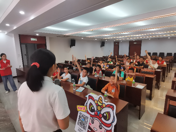 04.党员志愿者主持反邪教知识小课堂，孩子们踊跃举手回答问题.jpg