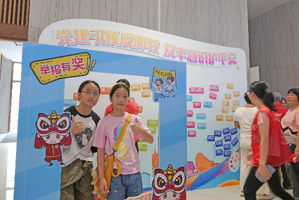10.青少年学生在标语墙拍照打卡.JPG