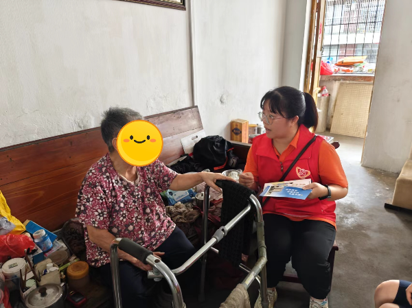 12.反邪教宣传党员志愿者进行入户宣传，将反邪教宣传知识送到老人“家门口”.jpg