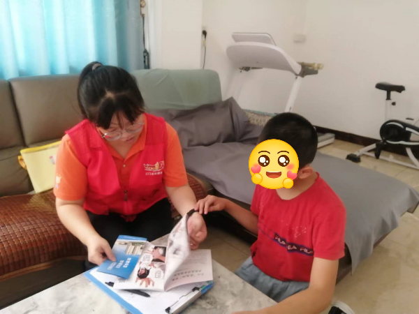13.反邪教宣传党员志愿者和困境儿童一起阅读反邪教宣传漫画，提高反邪意识.jpg