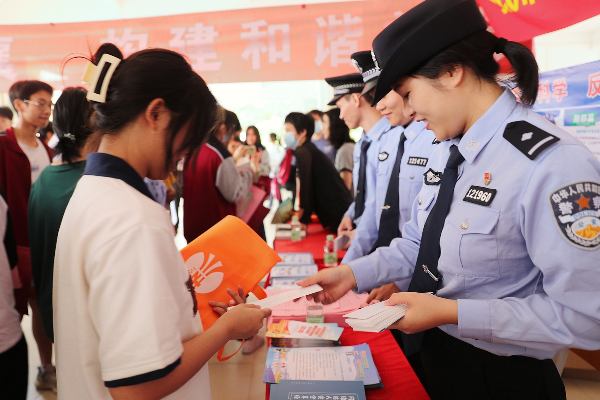 1.民警发放宣传小册子.JPG