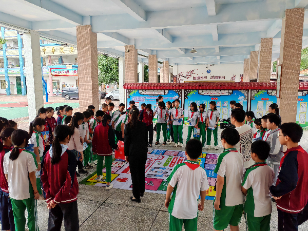 3.学生们参与互动小游戏.jpg
