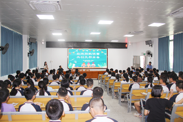 4.学生们在认真学习反邪教知识.jpg