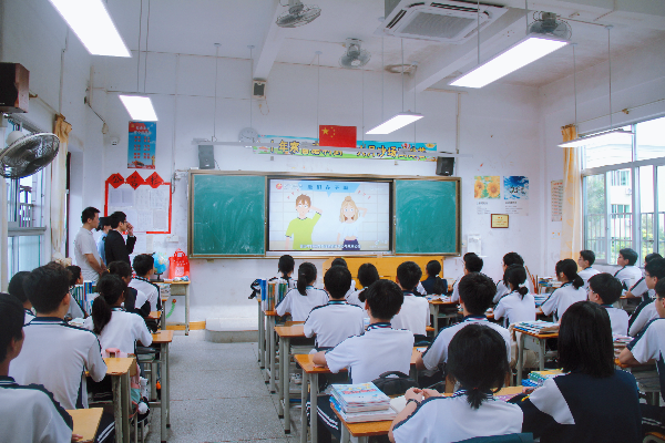 7.学生们在认真观看反邪教动漫视频.jpg