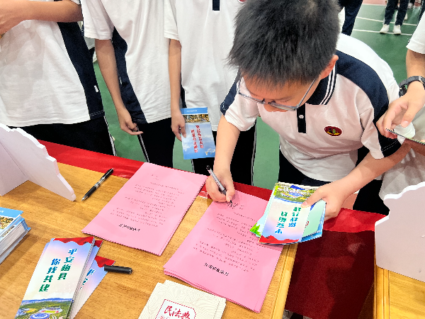 11.学生们签订《反邪教承诺书》.jpg