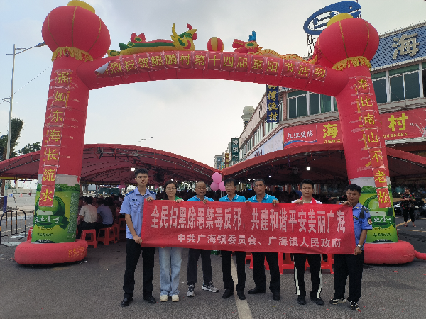 1.工作人员与群众合影留念.jpg