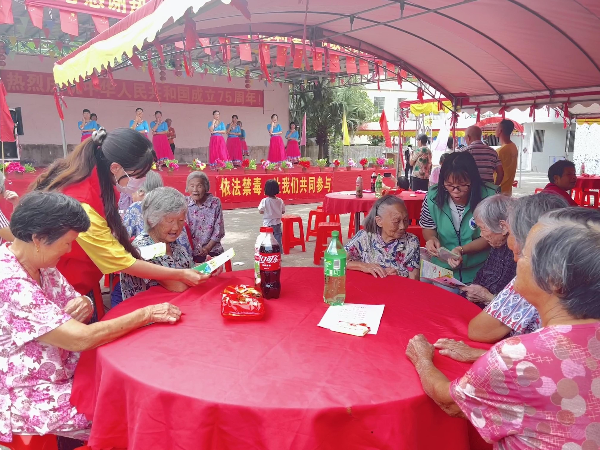 4.老年群众在观看反邪教宣传手册.jpg