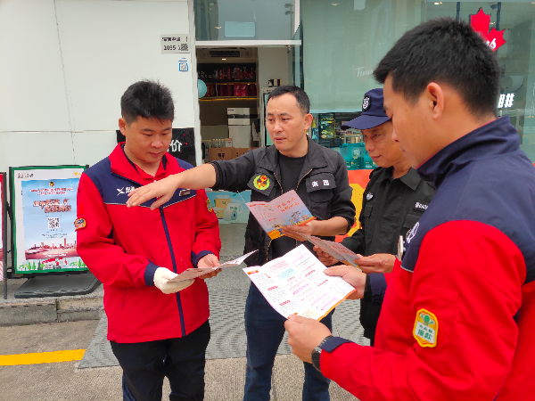图7：福田区南园街道到加油站给员工普及防邪知识.jpg